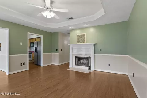 Living - 2095 Fox Hill Ln, Byram, MS 39272 photo 2 of 4