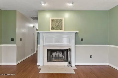 Living - 2095 Fox Hill Ln, Byram, MS 39272 photo 3 of 4