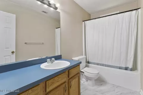 Bath - 2095 Fox Hill Ln, Byram, MS 39272 photo 2 of 2
