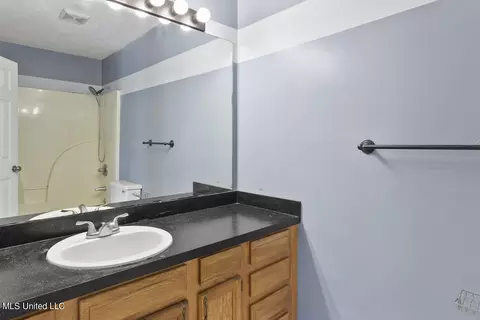 Bath - 2095 Fox Hill Ln, Byram, MS 39272 photo 1 of 2