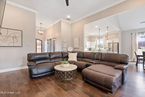 Living - 164 Oak Manor Dr, Coldwater, MS 38618 photo 2 of 4