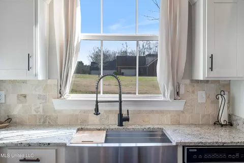 Kitchen - 164 Oak Manor Dr, Coldwater, MS 38618 photo 2 of 3