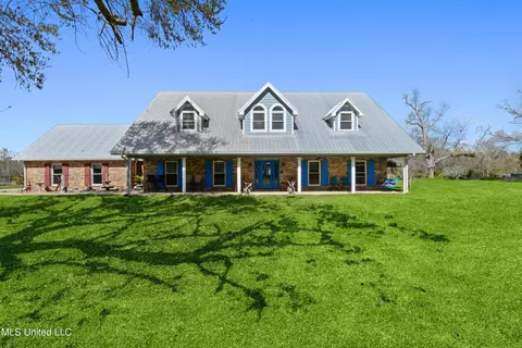 1034 Washington St, Bay Saint Louis, MS 39520