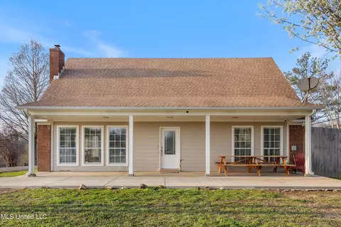 1610 Aiken Rd, Senatobia, MS 38668