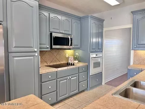 Kitchen - 217 Tudor Cir, Brandon, MS 39042 photo 2 of 3
