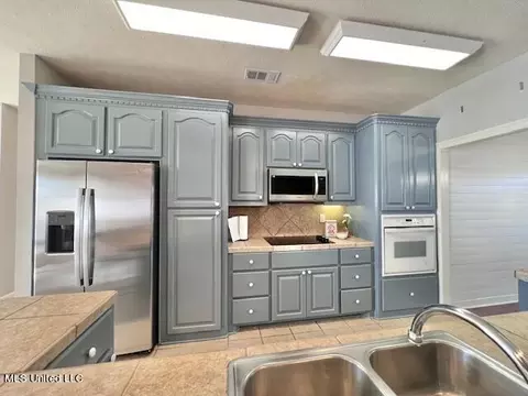 Kitchen - 217 Tudor Cir, Brandon, MS 39042 photo 3 of 3