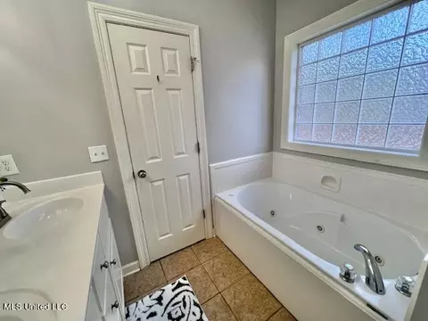 Bath - 217 Tudor Cir, Brandon, MS 39042 photo 1 of 6
