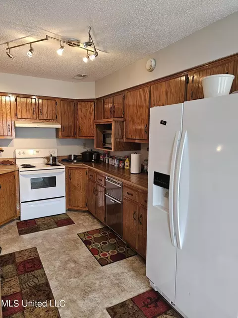 Kitchen - 6235 Stateline Rd, Walls, MS 38680 photo 3 of 3