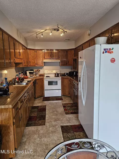 Kitchen - 6235 Stateline Rd, Walls, MS 38680 photo 2 of 3