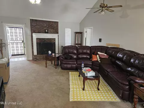 Living - 6235 Stateline Rd, Walls, MS 38680 photo 2 of 4