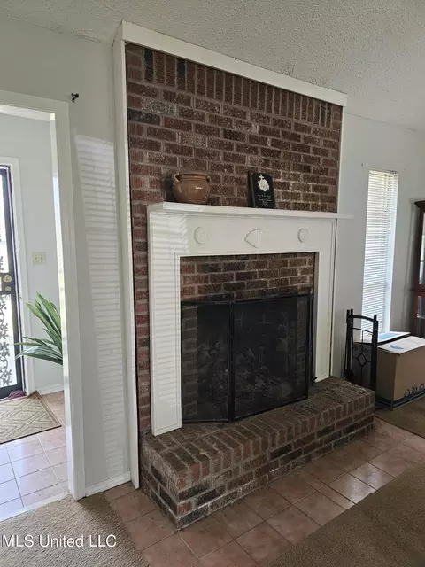 Living - 6235 Stateline Rd, Walls, MS 38680 photo 4 of 4