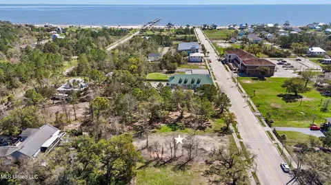 324 Coleman Ave, Waveland, MS 39576