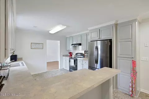 Kitchen - 291 Cherry Bark Dr, Brandon, MS 39047 photo 5 of 5