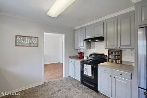 Kitchen - 291 Cherry Bark Dr, Brandon, MS 39047 photo 3 of 5