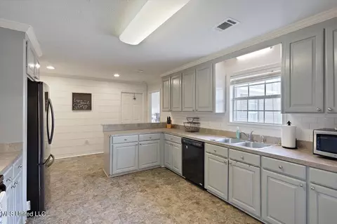 Kitchen - 291 Cherry Bark Dr, Brandon, MS 39047 photo 1 of 5