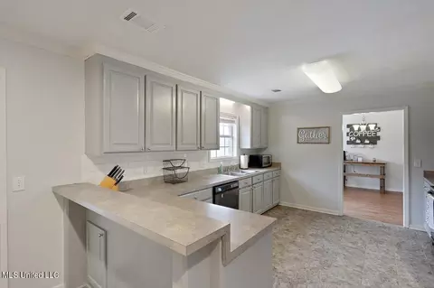 Kitchen - 291 Cherry Bark Dr, Brandon, MS 39047 photo 4 of 5