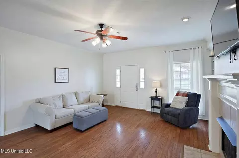 Living - 291 Cherry Bark Dr, Brandon, MS 39047 photo 2 of 4