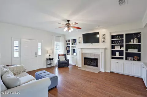 Living - 291 Cherry Bark Dr, Brandon, MS 39047 photo 4 of 4