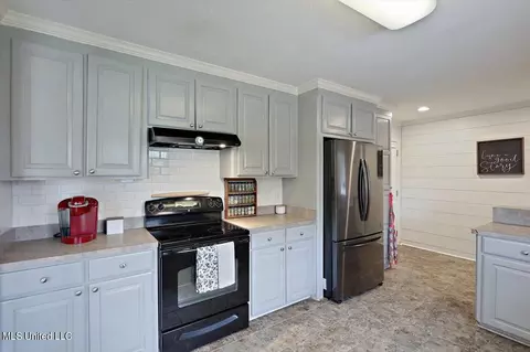 Kitchen - 291 Cherry Bark Dr, Brandon, MS 39047 photo 2 of 5