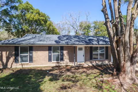 5054 Maid Marion Dr, Pascagoula, MS 39581