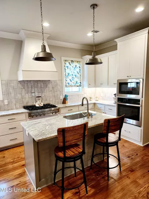 Kitchen - 434 Brazos Dr, Brandon, MS 39047 photo 2 of 4