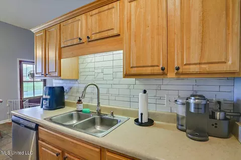 Kitchen - 502 Ridgeway Dr, Brandon, MS 39047 photo 2 of 4