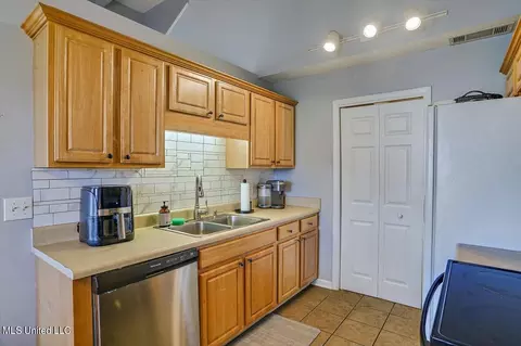 Kitchen - 502 Ridgeway Dr, Brandon, MS 39047 photo 4 of 4