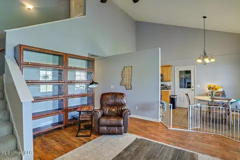 Living - 502 Ridgeway Dr, Brandon, MS 39047 photo 3 of 5