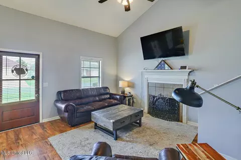 Living - 502 Ridgeway Dr, Brandon, MS 39047 photo 4 of 5