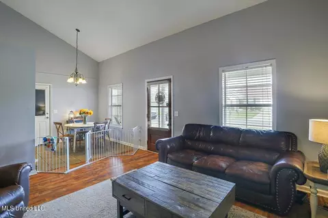 Living - 502 Ridgeway Dr, Brandon, MS 39047 photo 2 of 5