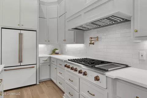 Kitchen - 128 Leslie Dr, Flowood, MS 39232 photo 5 of 8