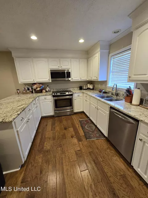 Kitchen - 117 Hickory Ln, Clinton, MS 39056 photo 3 of 3