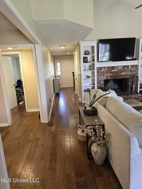 Living - 117 Hickory Ln, Clinton, MS 39056 photo 5 of 6