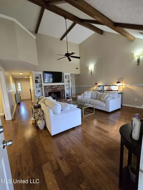 Living - 117 Hickory Ln, Clinton, MS 39056 photo 2 of 6