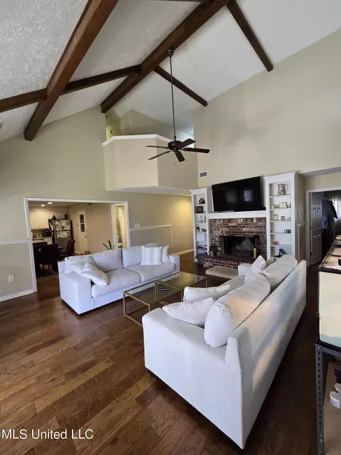 Living - 117 Hickory Ln, Clinton, MS 39056 photo 3 of 6