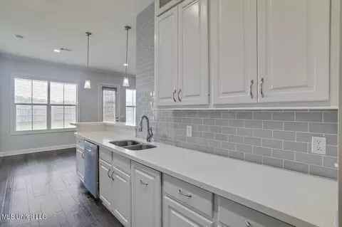 Kitchen - 339 Emerald Way, Brandon, MS 39047 photo 2 of 5