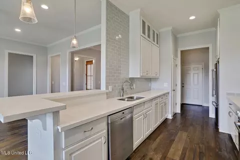 Kitchen - 339 Emerald Way, Brandon, MS 39047 photo 4 of 5