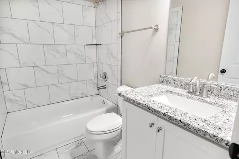 Bath - 13327 Berkstone Loop, Olive Branch, MS 38654 photo 3 of 4