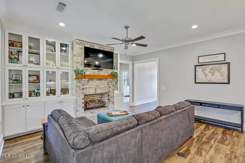 Living - 136 Catherine Blvd, Clinton, MS 39056 photo 3 of 4