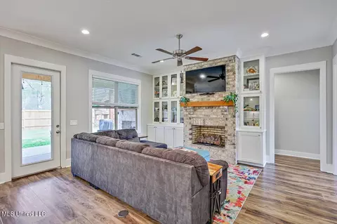 Living - 136 Catherine Blvd, Clinton, MS 39056 photo 2 of 4