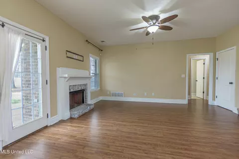 Living - 791 S Classic Dr, Hernando, MS 38632 photo 1 of 5