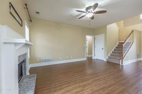 Living - 791 S Classic Dr, Hernando, MS 38632 photo 2 of 5