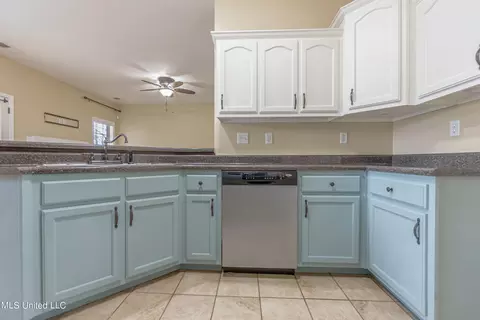 Kitchen - 791 S Classic Dr, Hernando, MS 38632 photo 4 of 5