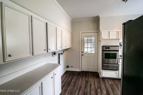 Kitchen - 4035 Cabell Ln, Jackson, MS 39206 photo 4 of 5