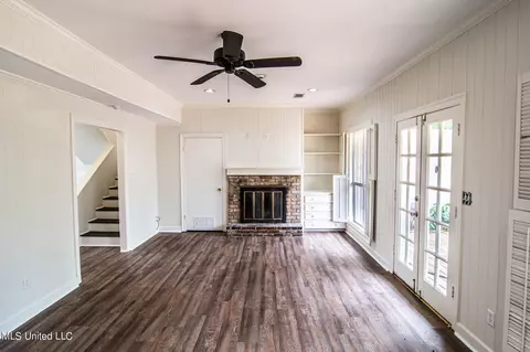 Living - 4035 Cabell Ln, Jackson, MS 39206 photo 3 of 3