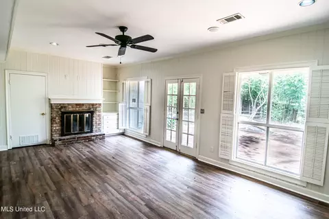 Living - 4035 Cabell Ln, Jackson, MS 39206 photo 2 of 3