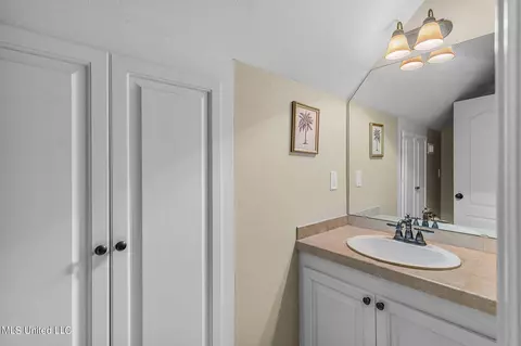 Bath - 210 Legacy Dr, Brandon, MS 39042 photo 8 of 11
