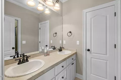 Bath - 210 Legacy Dr, Brandon, MS 39042 photo 9 of 11