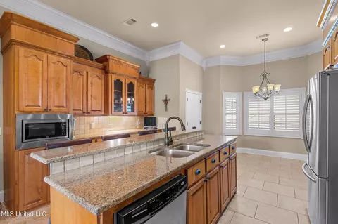 Kitchen - 210 Legacy Dr, Brandon, MS 39042 photo 5 of 7