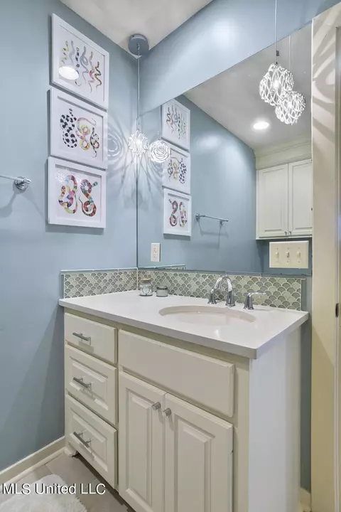 Bath - 4433 Wedgewood St, Jackson, MS 39211 photo 4 of 4